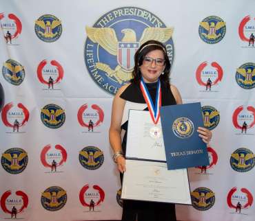 Daysi Marín recibe premio presidencial como Destacada servidora comunitaria