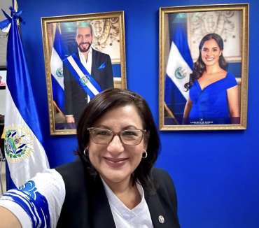 Daysi Marín, presidente de Día del Salvadoreño Houston, llama a votar por Nayib Bukele.
